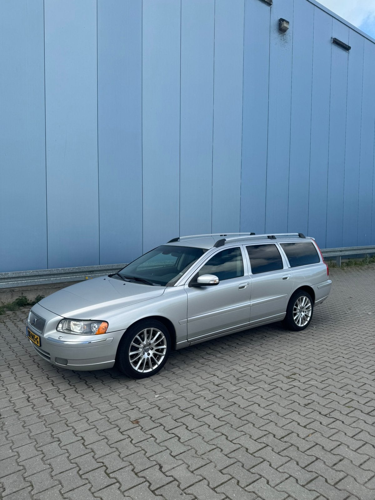 Volvo V70 2.4 D AUT 2007 Grijs | standkachel-stoelverwarming, Auto's, Dealer onderhouden, 1800 kg, Zwart, 1553 kg