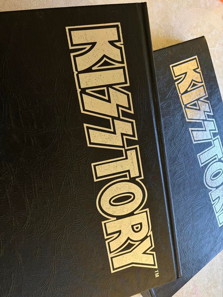 Kiss Kisstory boek gesigneerd door Ace, Peter, Paul & Gene, Verzenden, Gebruikt, Boek, Tijdschrift of Artikel, Gesigneerd