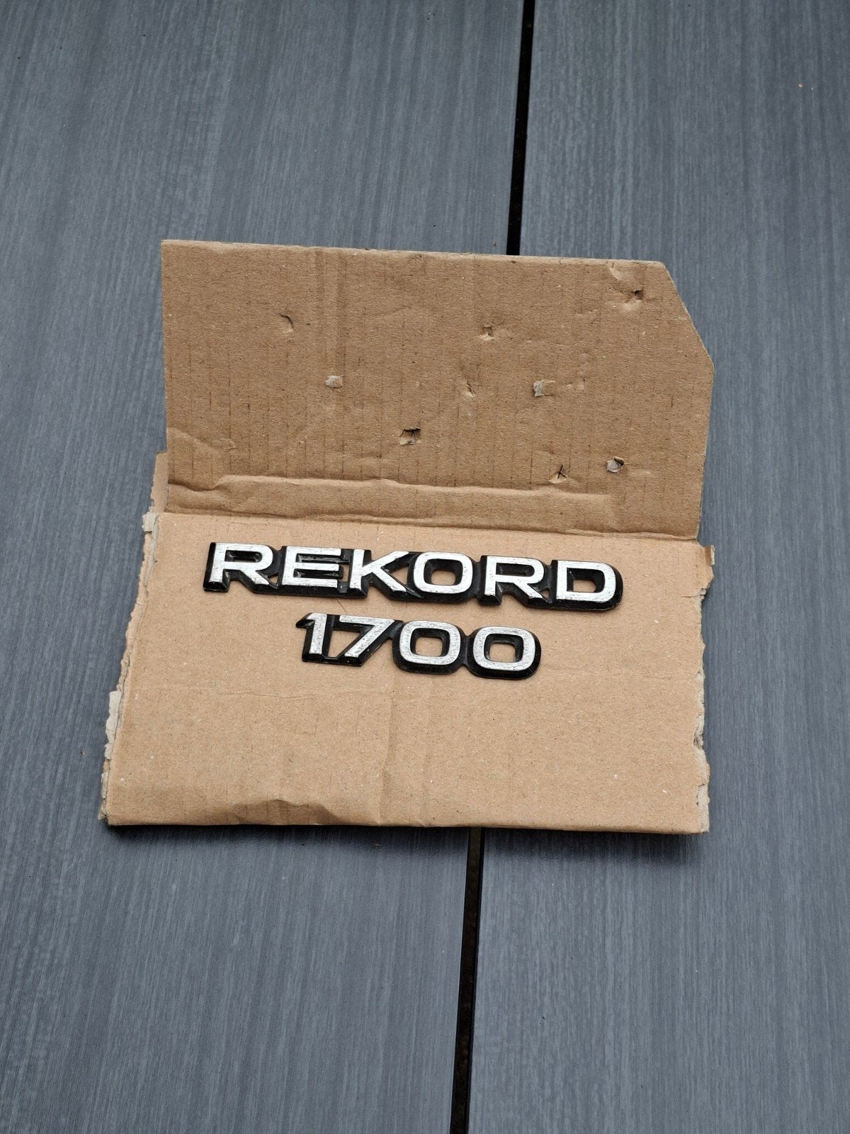 Embleem Opel Rekord 1700. oldtimer, Gebruikt, Achterklep, Opel, Ophalen of Verzenden
