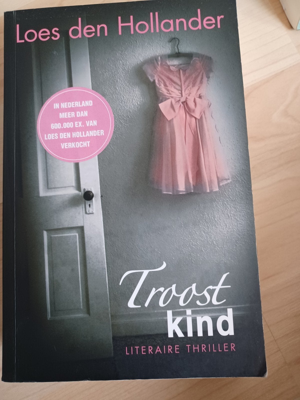 Loes den Hollander - Troostkind (Literaire thriller), Boeken, Ophalen of Verzenden, Gelezen, Loes den Hollander, Nederland