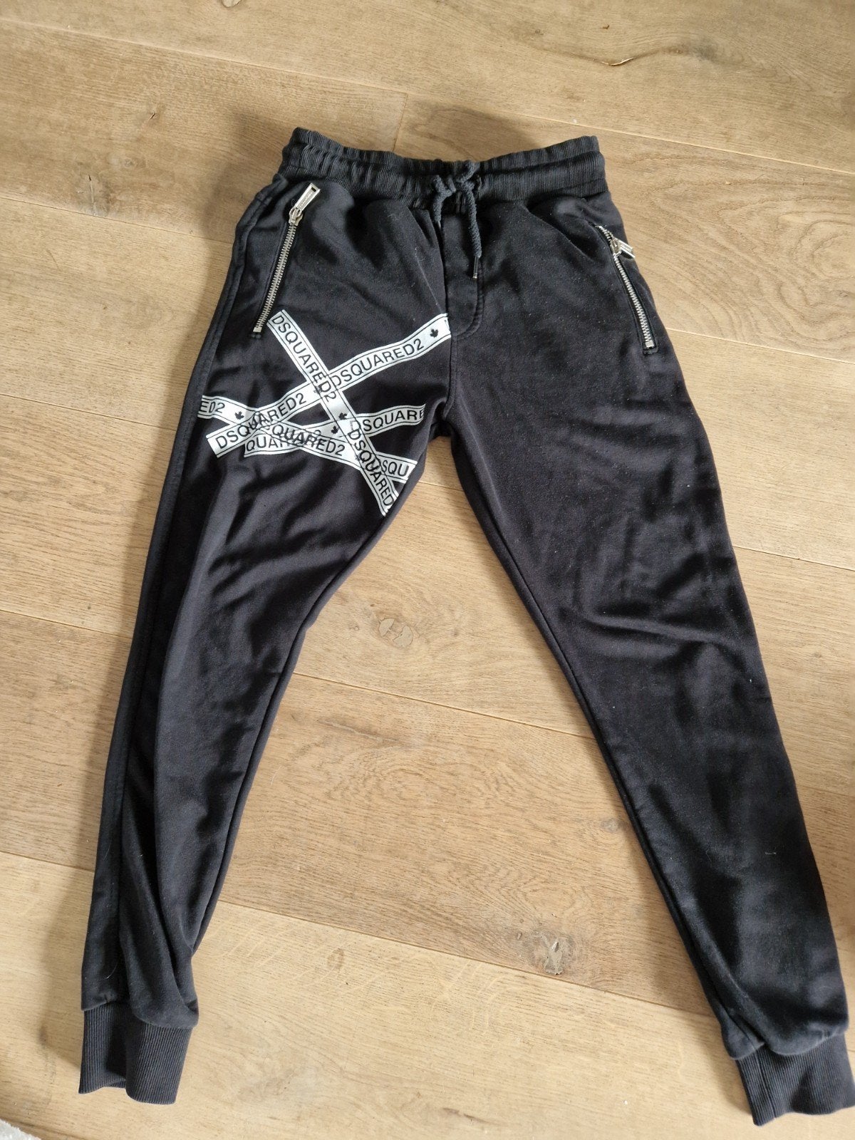 Dsquared2 Joggingbroek Zwart met Witte Banden, Kinderen en Baby's, Ophalen of Verzenden, Gebruikt, Dsquared2, Jongen of Meisje