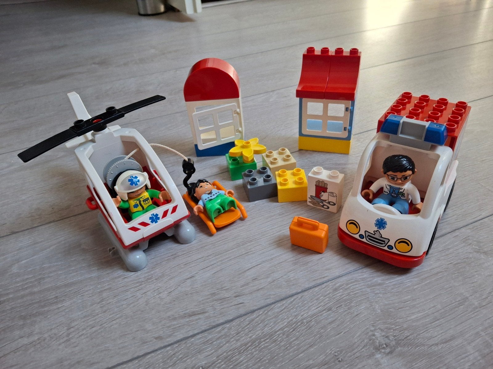Duplo Ambulance 10527 en reddingshelikopter 5794, Ophalen, Gebruikt, Duplo, Inclusief minifiguren