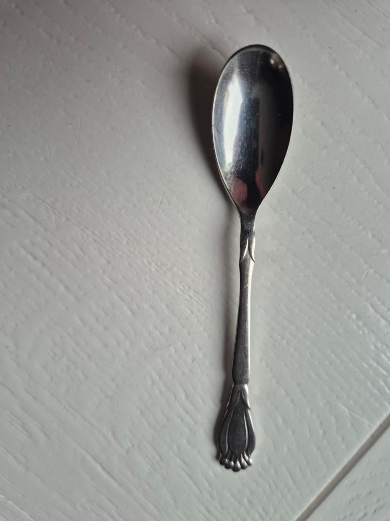 Zilverkleurige lepel met versierd handvat, Antiek en Kunst, Antiek | Bestek, Ophalen of Verzenden