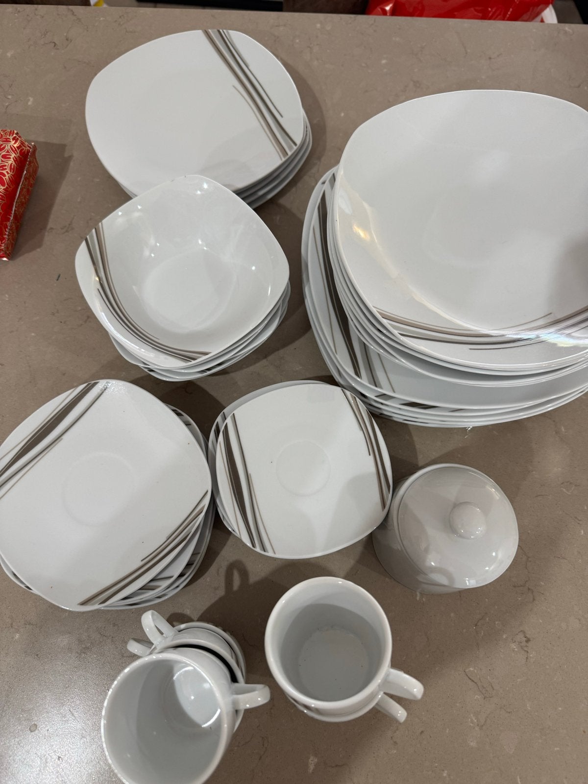 servies met modern design, Gebruikt, Keramiek, Ophalen of Verzenden, Modern