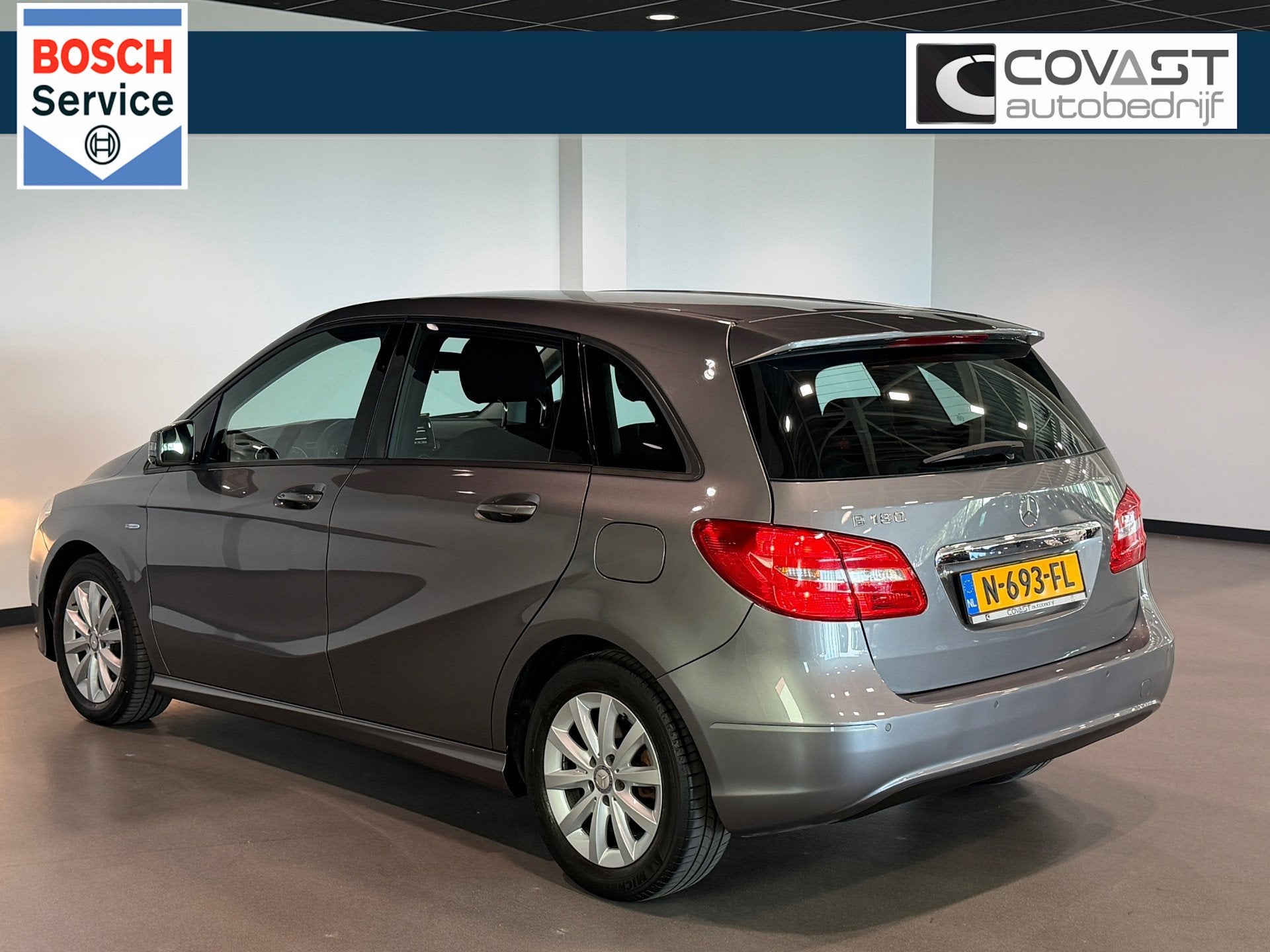 Mercedes-Benz B-klasse 180 Automaat|Trekhaak|Airco|Parkeerse, Voorwielaandrijving, Euro 5, Gebruikt, Zwart