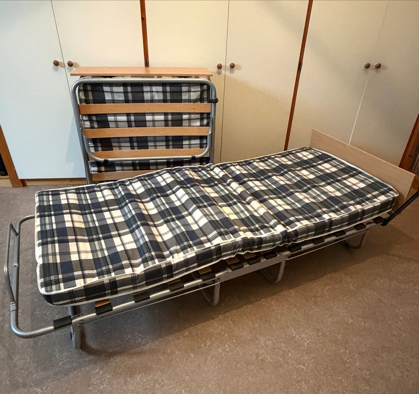 2 st. opvouwbaar logeerbed met lattenbodem en matras, Huis en Inrichting, Ophalen, 80 cm, 200 cm, Metaal
