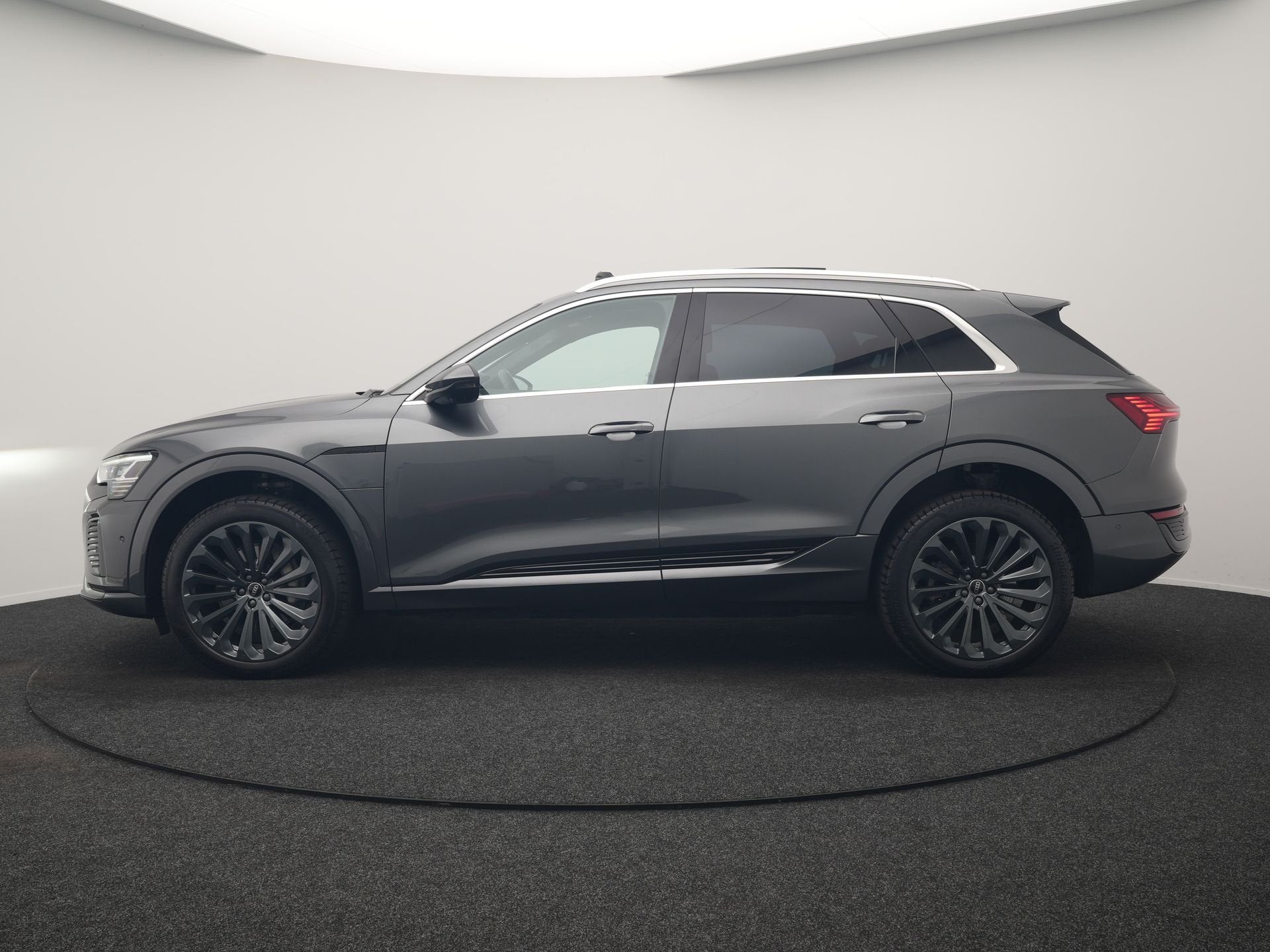 Audi Q8 e-tron 50 quattro S Line 95 kWh 340pk Dealer O.H | L, Auto's, Audi, Automaat, Adaptive Cruise Control, 95 kWh, 491 km