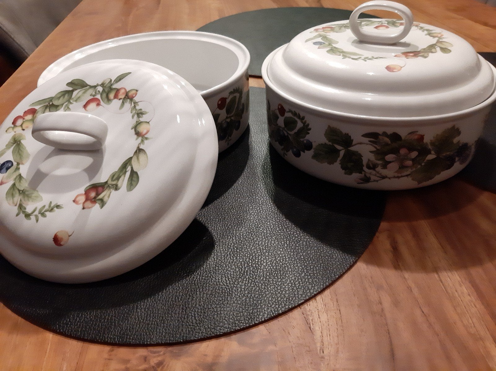2 dekschalen marjolein  bastin bosvruchten, Huis en Inrichting, Ophalen of Verzenden, Porselein, Overige stijlen