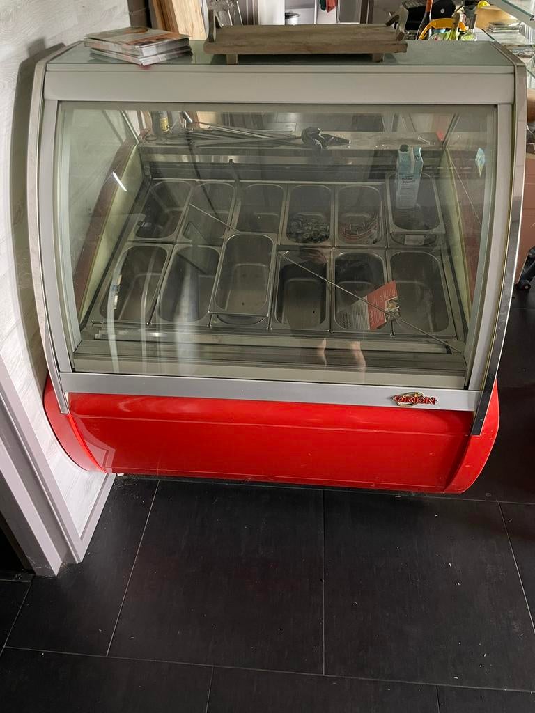 Ijsvitrine vriezer Orion 12 bakken ijs, Witgoed en Apparatuur, Vriezers en Diepvrieskisten, Ophalen, Gebruikt, Vrijstaand, Vrieskist