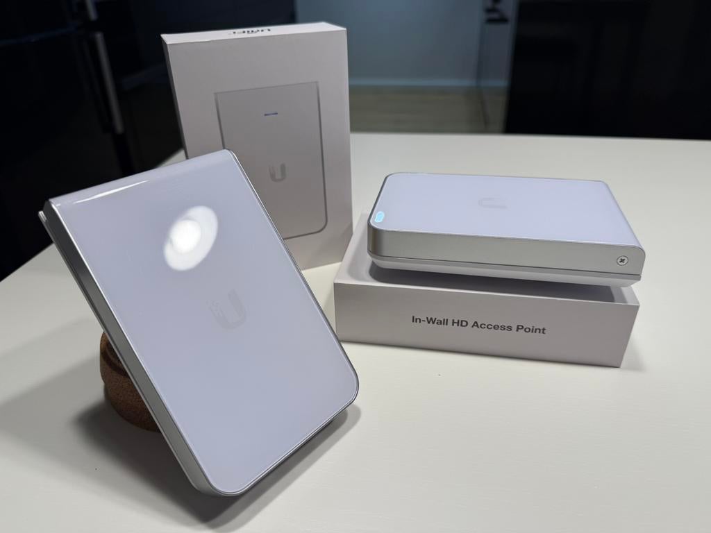 Two Ubiquiti UniFi HD In-Wall APs, Computers en Software, Accesspoints, Ophalen of Verzenden, Zo goed als nieuw, Ubiquiti