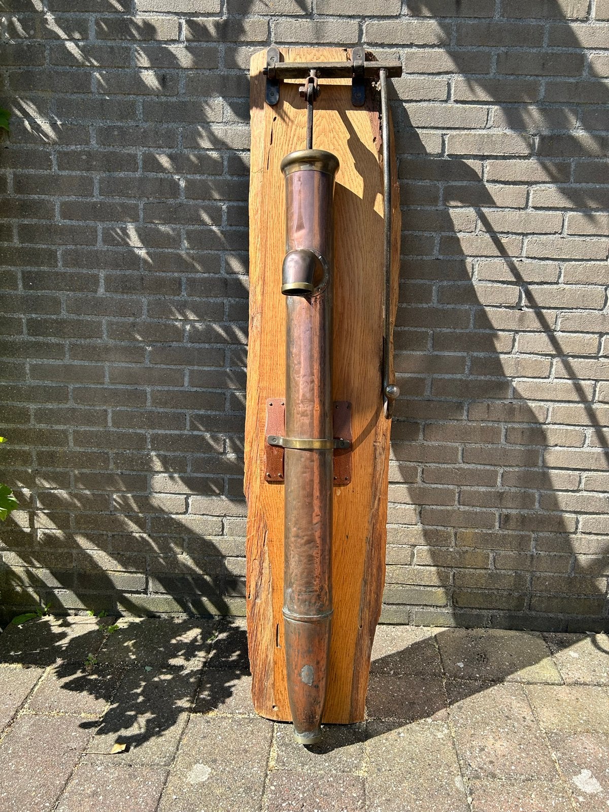 Antieke koperen waterpomp op eikenhouten plank, Antiek en Kunst, Ophalen