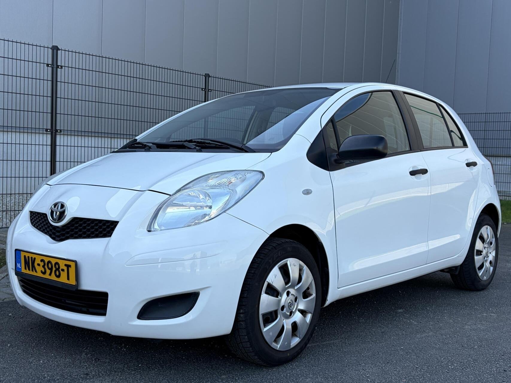 Toyota Yaris 1.0 VVTi Acces | AIRCO | ONDERHOUDS FACTUREN, Auto's, Voorwielaandrijving, Stof, 750 kg, Wit