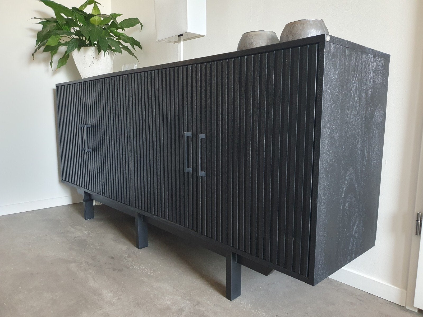 Zwart dressoir latjes structuur, Met deur(en), 150 tot 200 cm, Ophalen of Verzenden, Zo goed als nieuw