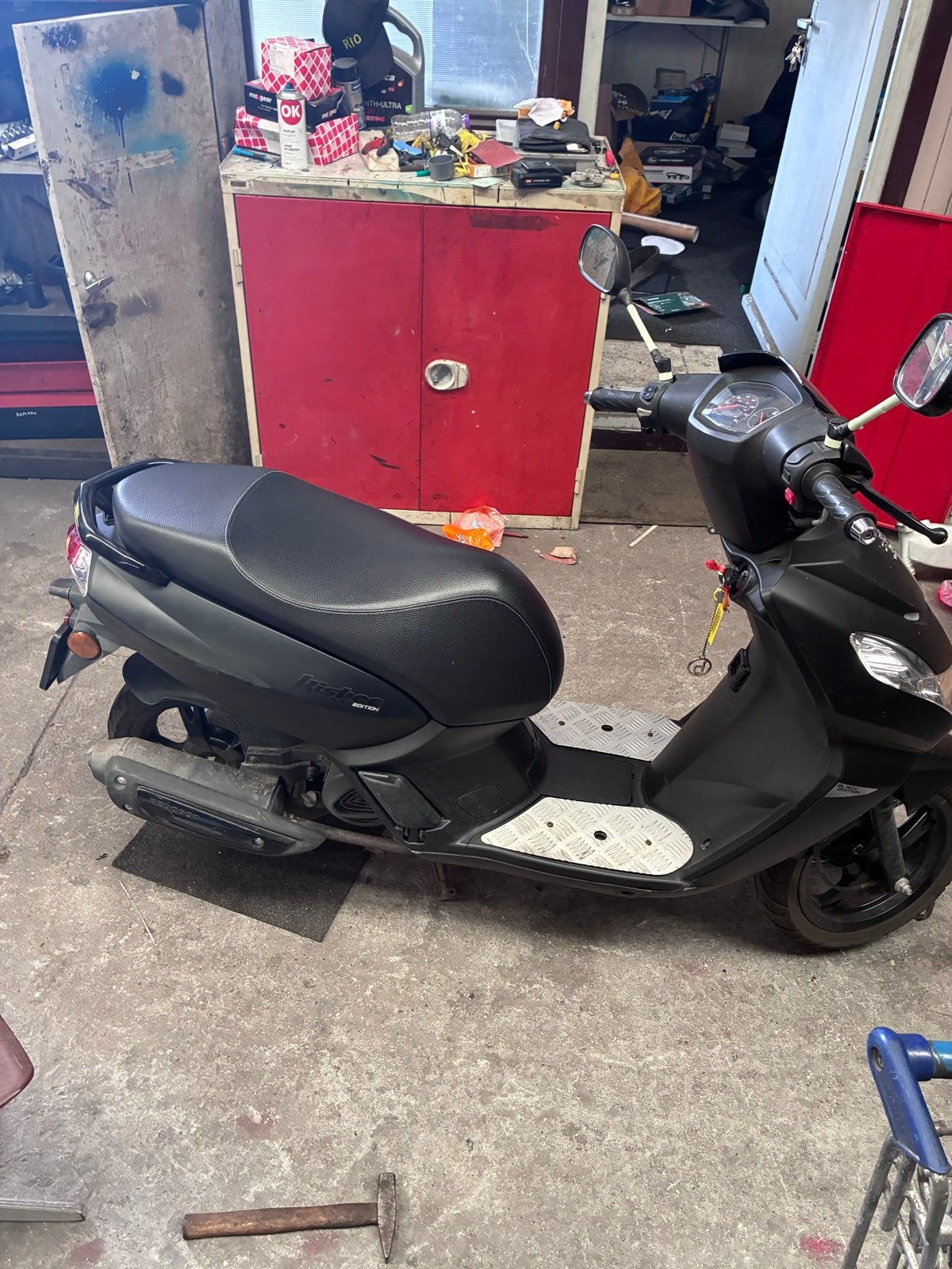 Peugeot Kisbee 50cc 2019 – Rijdt goed, Fietsen en Brommers, Brommers | Peugeot, Ophalen, Gebruikt, Maximaal 45 km/u, Overige modellen