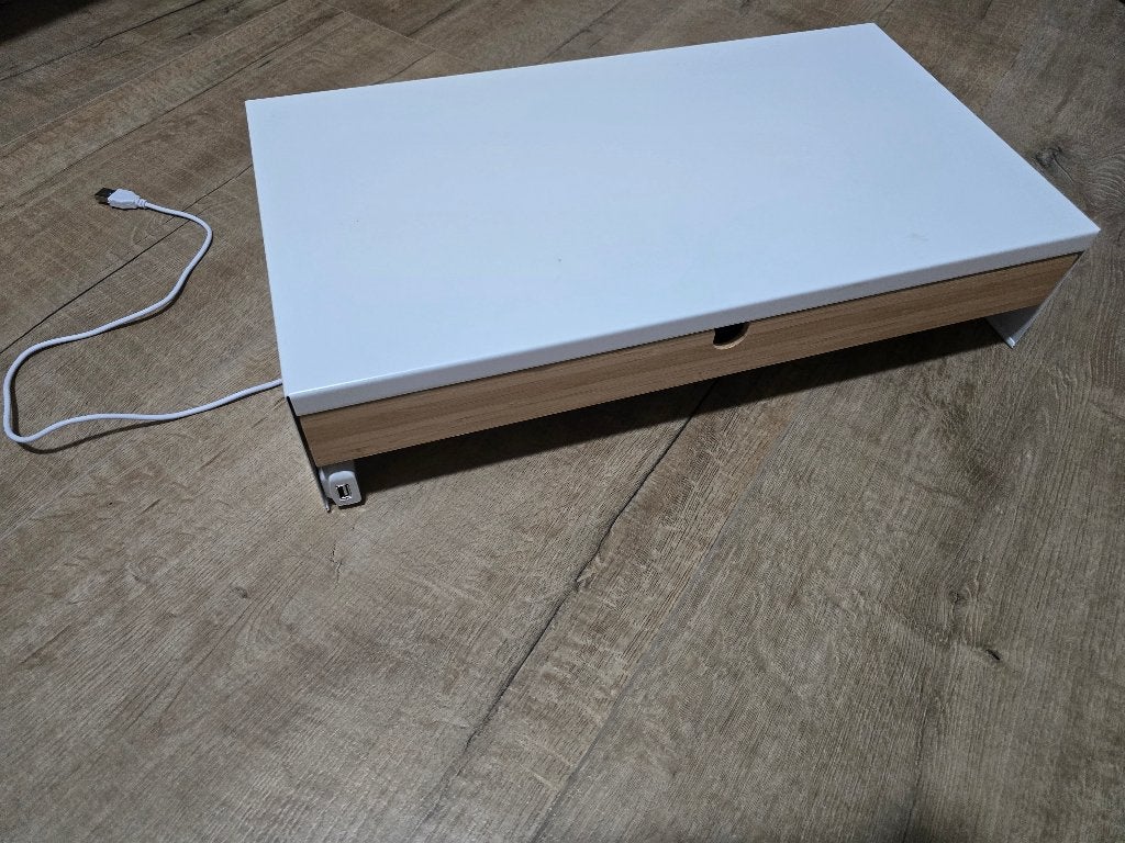 ΙΚΕA ΕLLOVEN  Monitorstandaard met lade en USB-poorten, Ophalen of Verzenden, Zo goed als nieuw, Ikea, In diepte verstelbaar