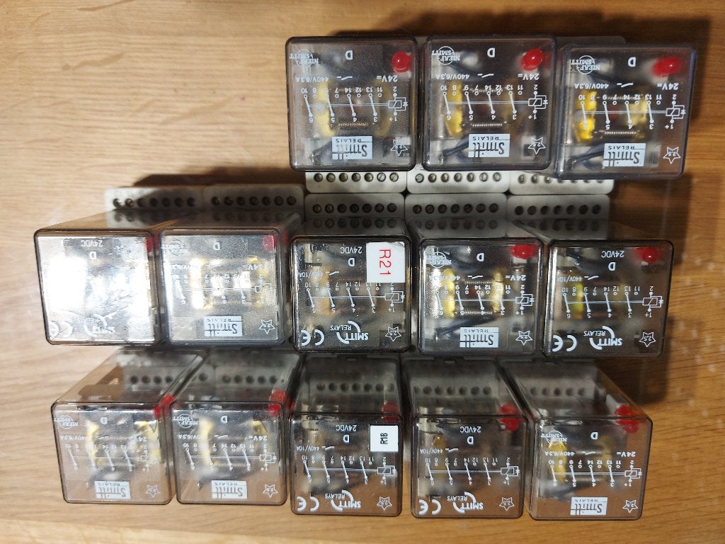Relais, 24Vdc 4x om, 13 stuks incl voeten, Ophalen of Verzenden, Gebruikt