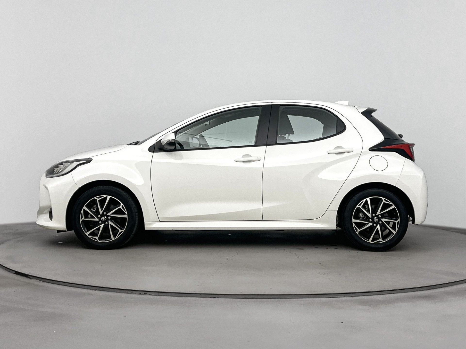 Toyota Yaris 1.5 Hybrid Dynamic Navi | 16'' Lichtmetalen vel, Auto's, 12 maanden, Gebruikt, Bedrijf, Hybride Elektrisch/Benzine