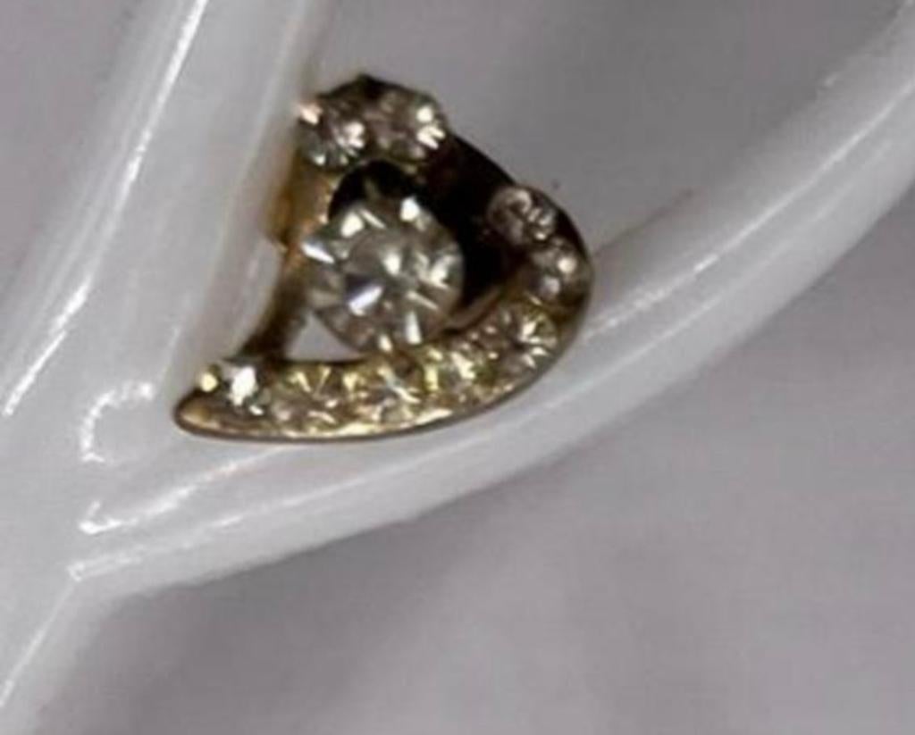 GOUDKLEURIGE HARTEN OORBELLEN VOORZIEN VAN STEENTJES, Ophalen of Verzenden, Nieuw, Goud, Knopjes of Stekers