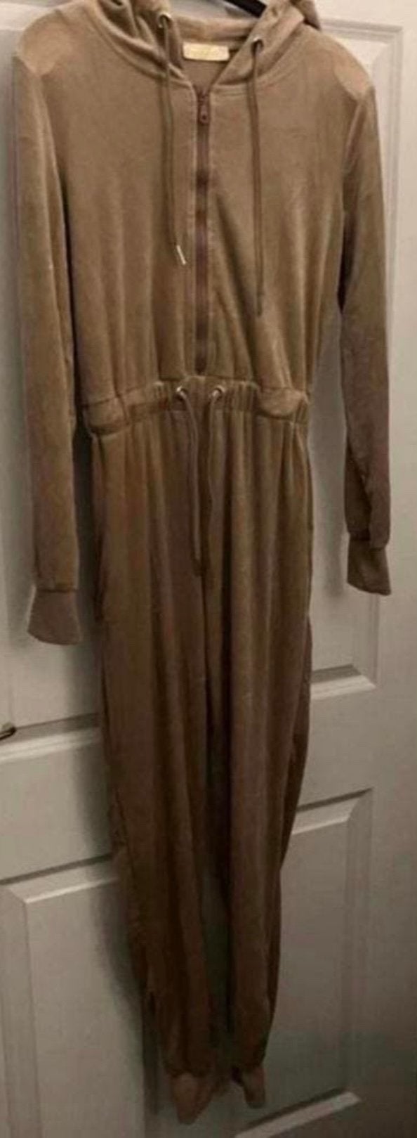 NIEUWE JUMPSUIT!!MAAT M,van VELOURS/FLUWEEl+CAPUCHON, Ophalen of Verzenden, Nieuw, Maat 38/40 (M), Beige