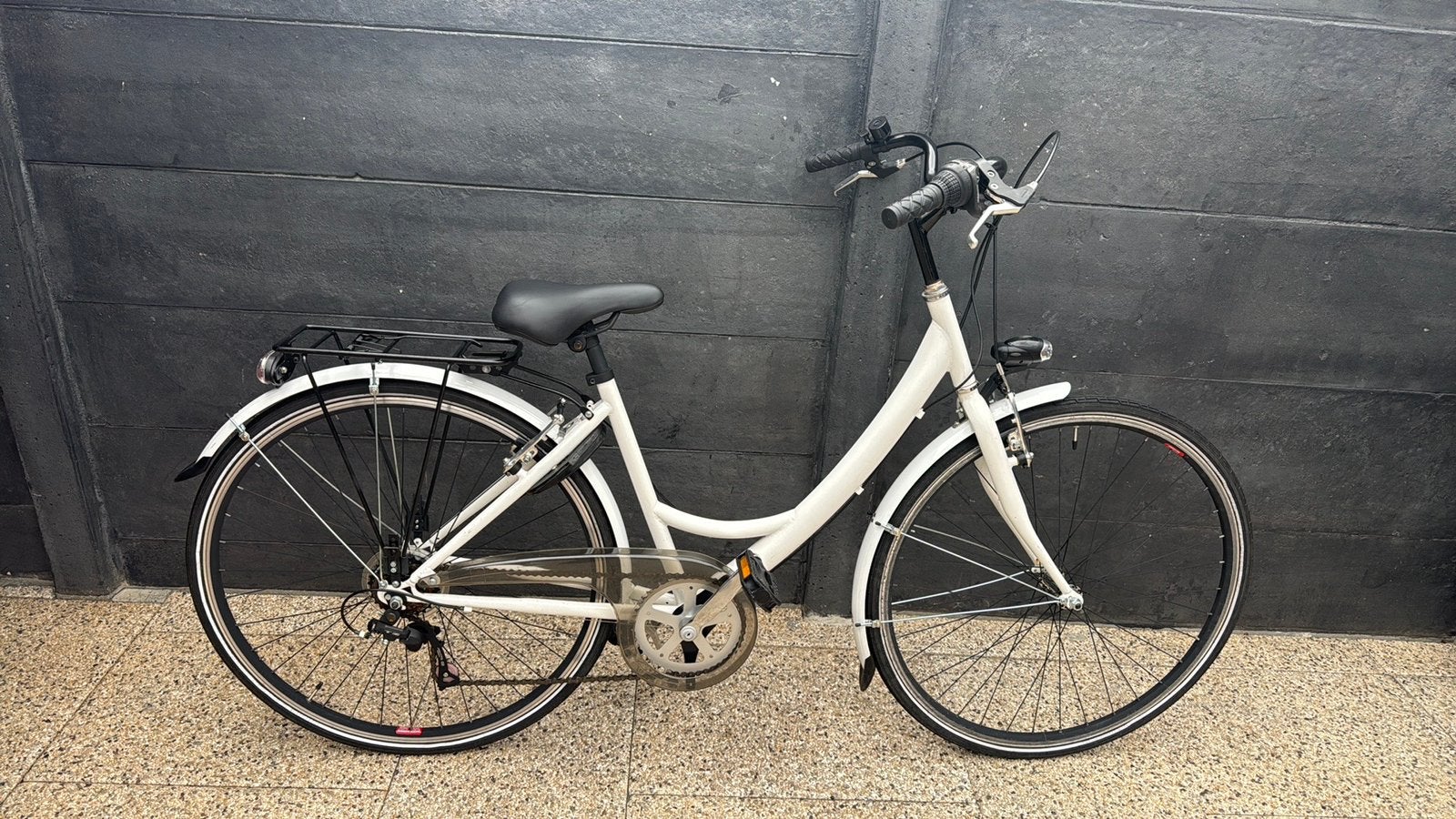 Zo goed als nieuwe Damesfiets 28 inch.6 versnellingen, Fietsen en Brommers, Fietsen | Dames | Damesfietsen, Versnellingen, Zo goed als nieuw