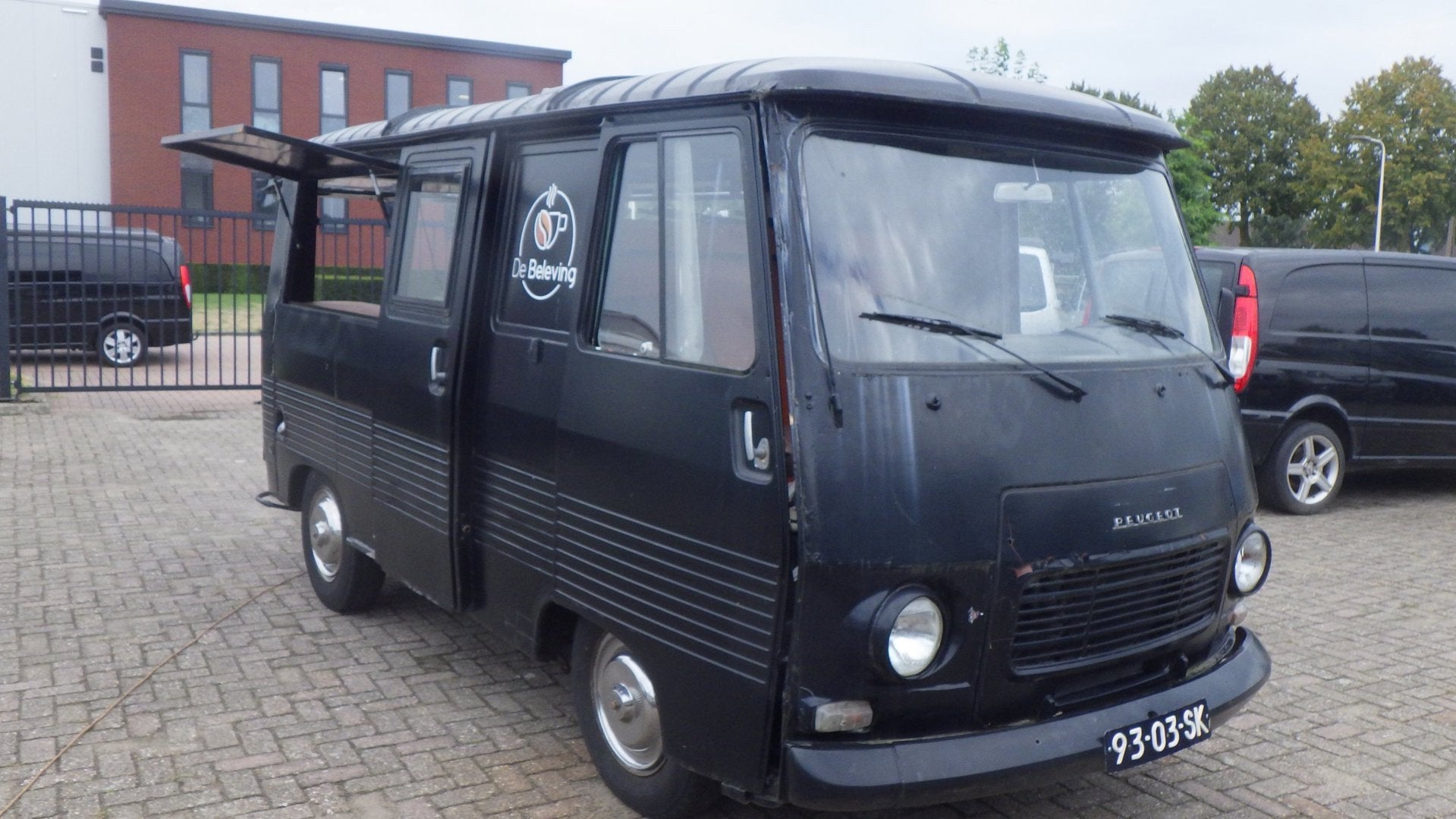 Peugeot J7EKAMPEERAUTO foodtruck met wat werk, Caravans en Kamperen, Overige merken, Buscamper of Camperbus, Bedrijf, Handgeschakeld