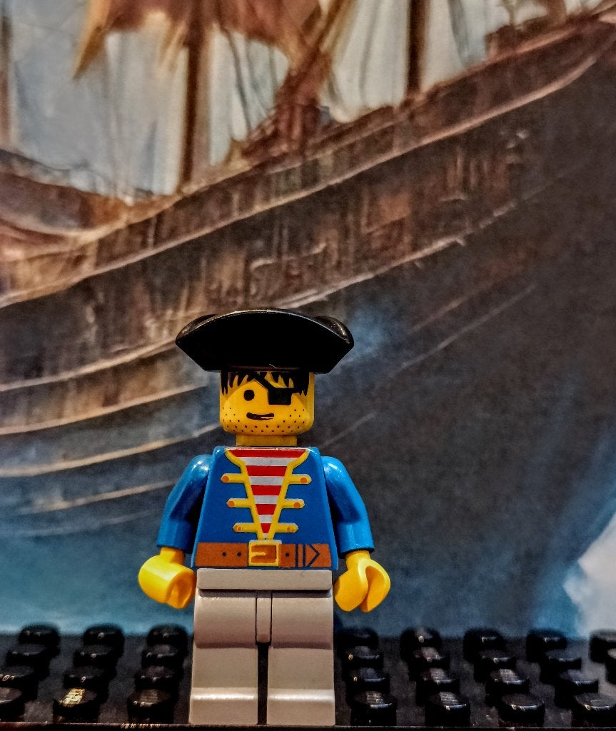Lego Piraten Minifiguur - Blauwe Jas, Grijze Broek, Zwarte, Kinderen en Baby's, Gebruikt, Lego, Minifiguur, Pirates