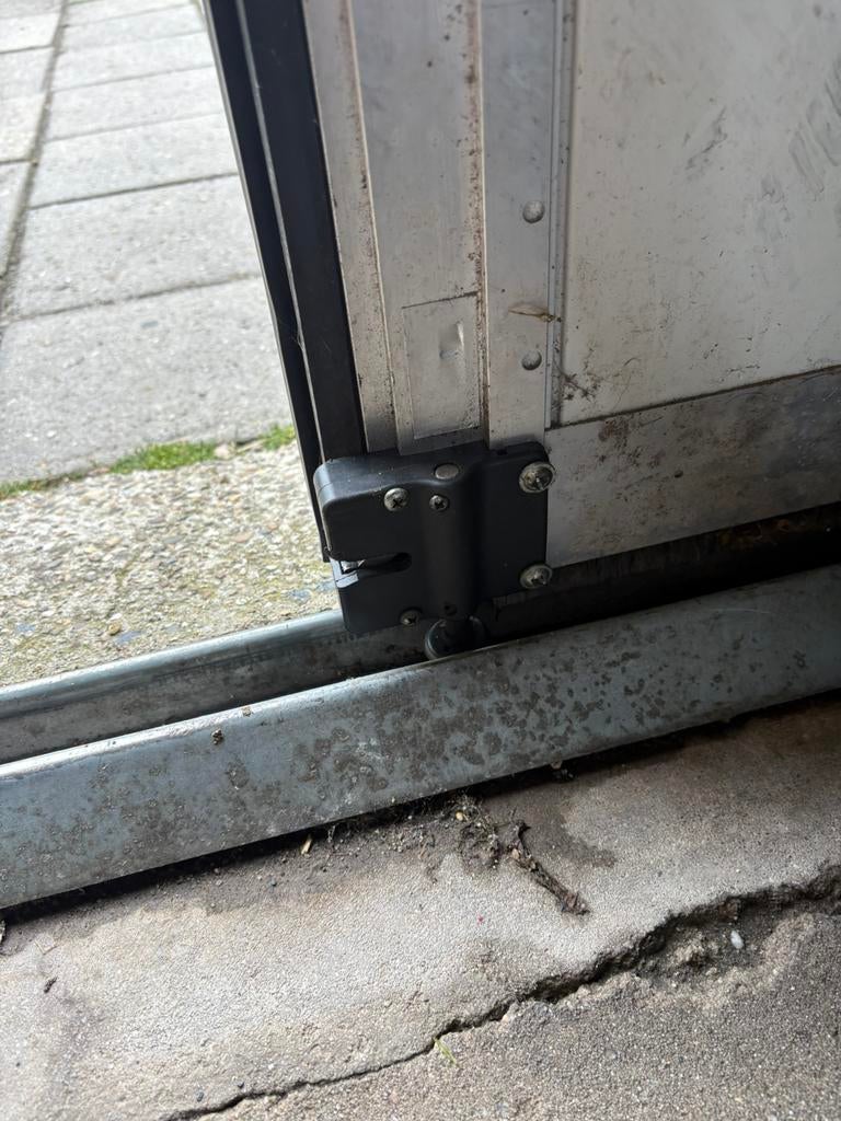 Gezocht slotneus Normstahl garagedeur zie foto!!!, Ophalen, Schuifdeur, Nieuw, Overige typen