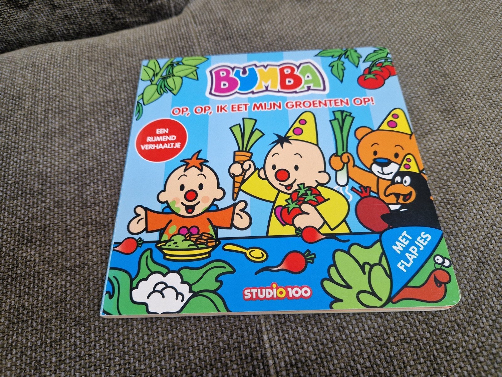 Bumba: Op, op, ik eet mijn groenten op! (flapjesboek), Studio 100, Nieuw, Ophalen of Verzenden, Uitklap-, Voel- of Ontdekboek