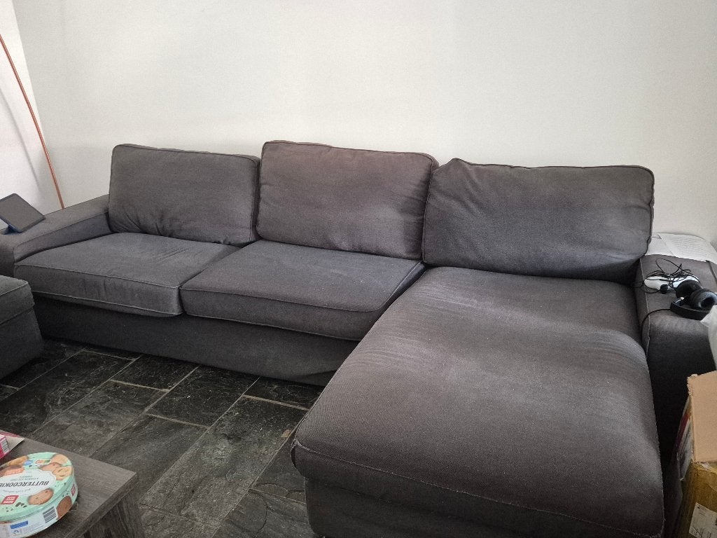 Gratis af te halen: Grote grijze hoekbank met chaise longue, Huis en Inrichting, Ophalen, Gebruikt, Stof, Modern, Comfortabel