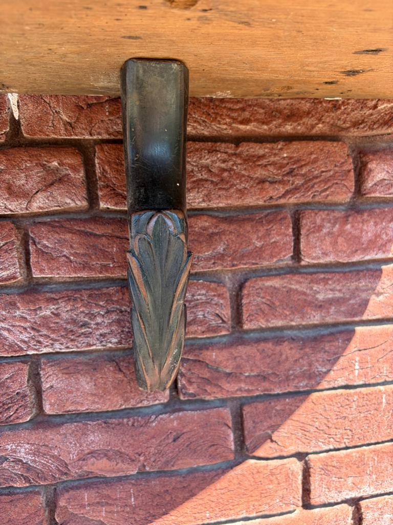Antieke houten wandplank met gesneden beugel, Ophalen