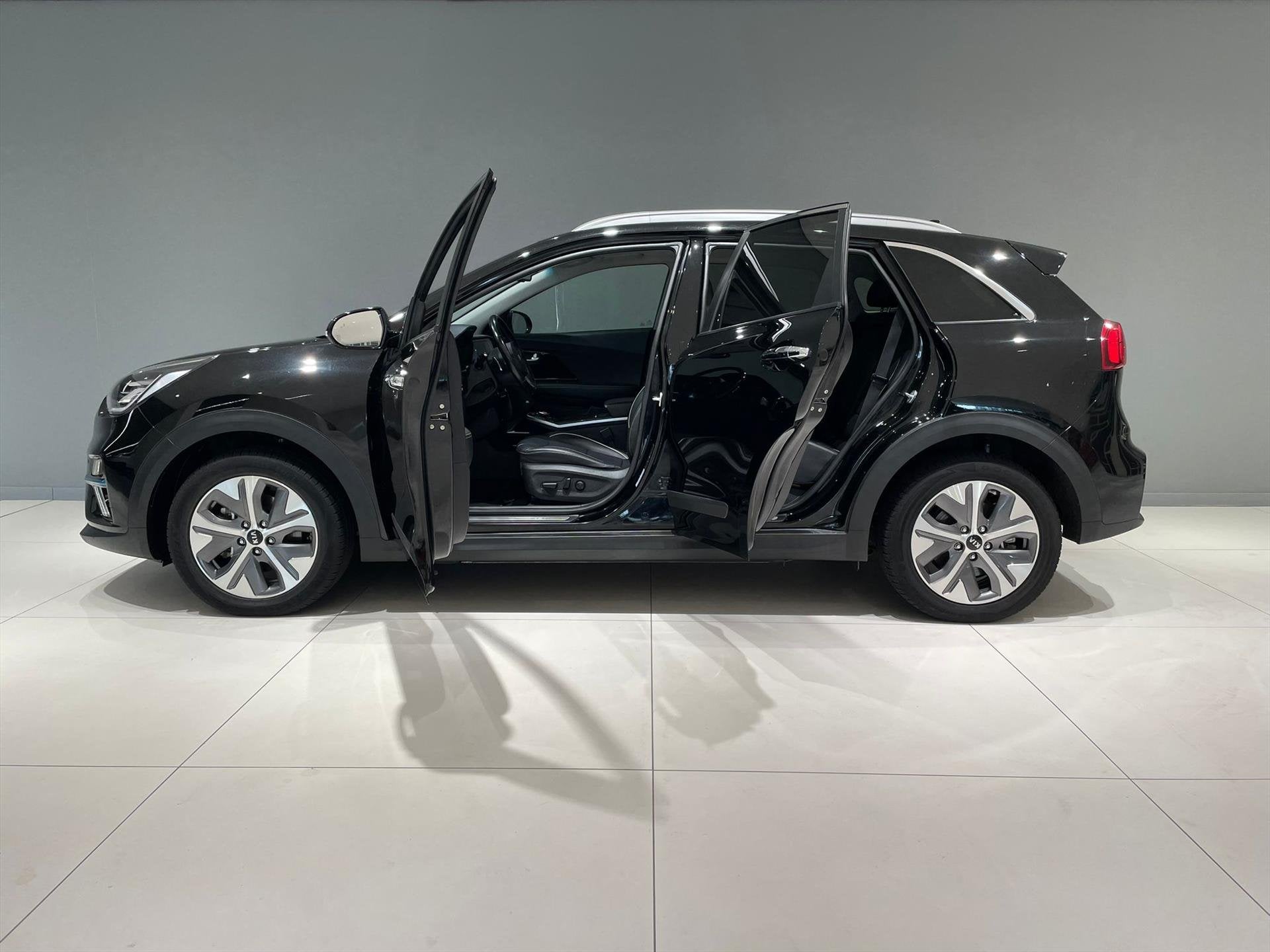 KIA e-Niro Elektrisch 204pk Aut ExecutiveLine 3-fase Warmtep, 12 maanden, Gebruikt, 1712 kg, Zwart