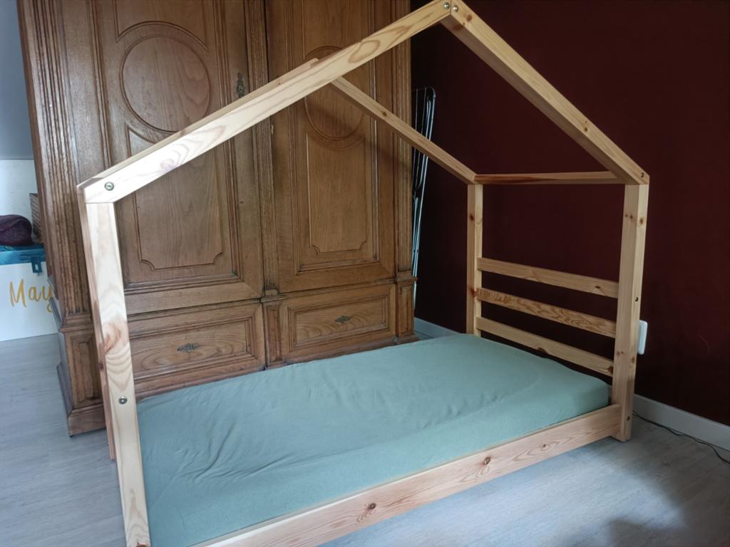 Houten kindervloerbed huisje - Montessori bed, Ophalen, 70 tot 85 cm, 140 tot 160 cm, Zo goed als nieuw