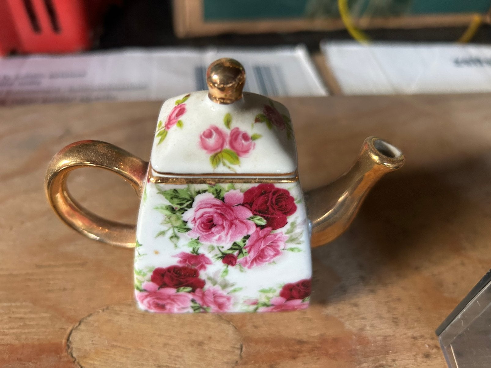 Vintage porseleinen theekopje met rozenmotief en gouden acce, Ophalen of Verzenden