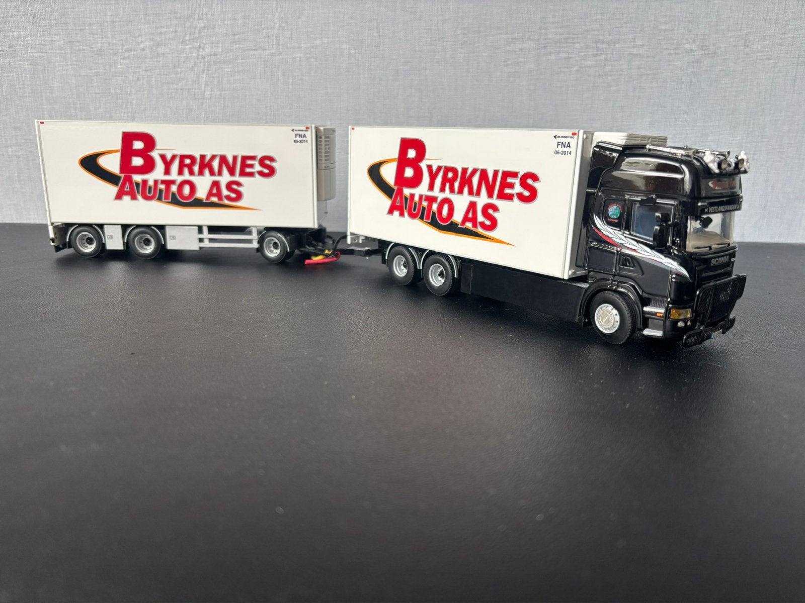 WSI LIMITED EDITION Scania R5 Topline combi Byrknes Auto AS., Ophalen of Verzenden, Zo goed als nieuw, Bus of Vrachtwagen, Wsi