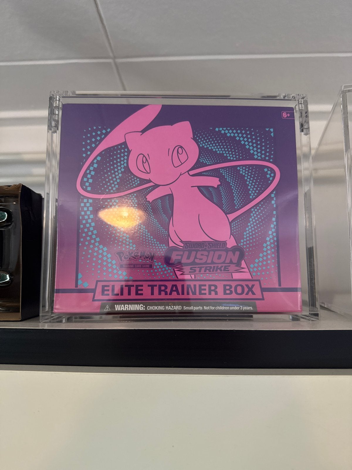 Pokémon Fusion Strike Elite Trainer Box (ETB) Mew, Ophalen of Verzenden, Zo goed als nieuw, Boosterbox