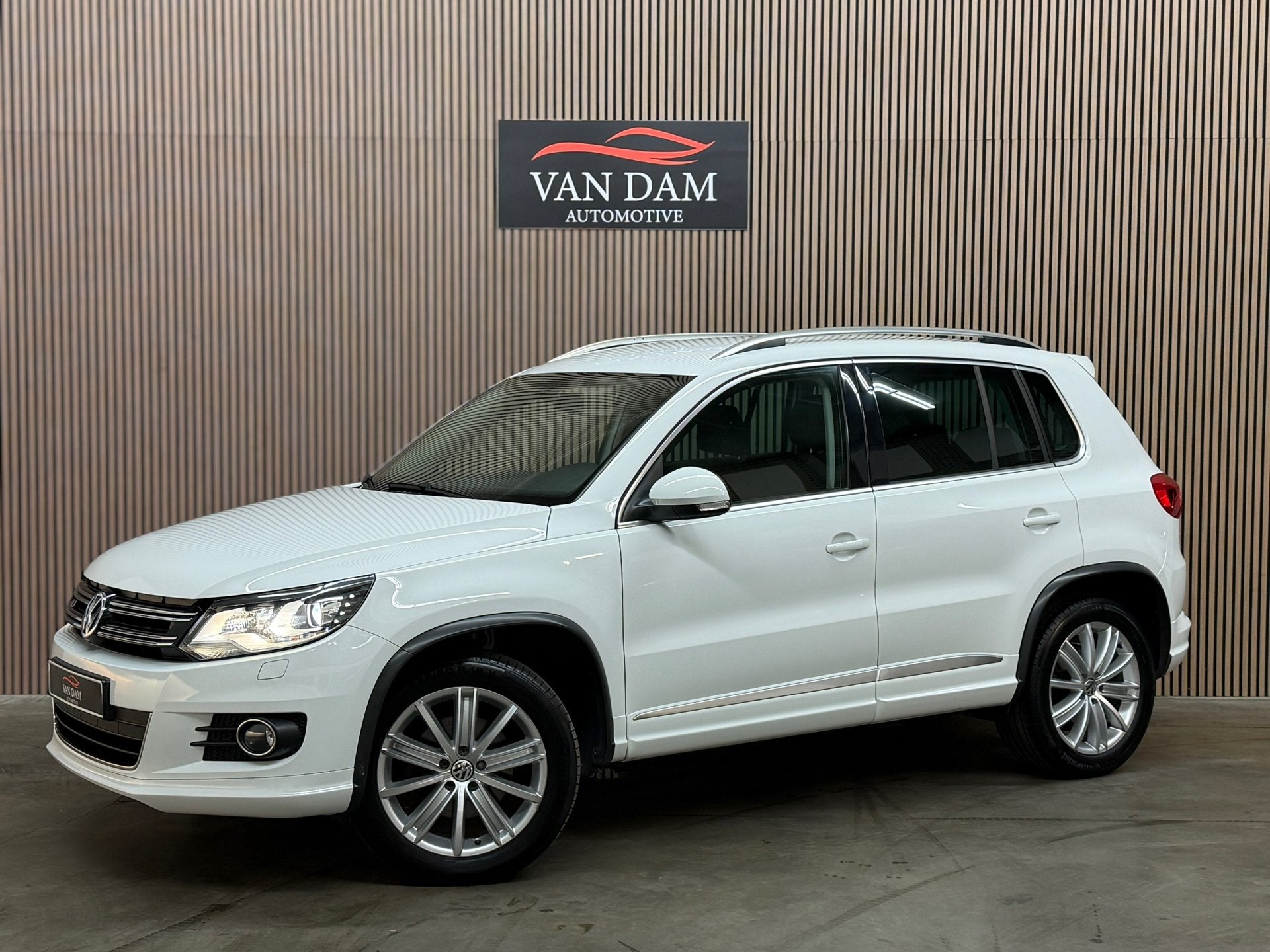Volkswagen Tiguan 2.0 TSI R-line 4Motion 2014 DSG XENON TREK, Auto's, Automaat, Euro 5, Gebruikt, Zwart