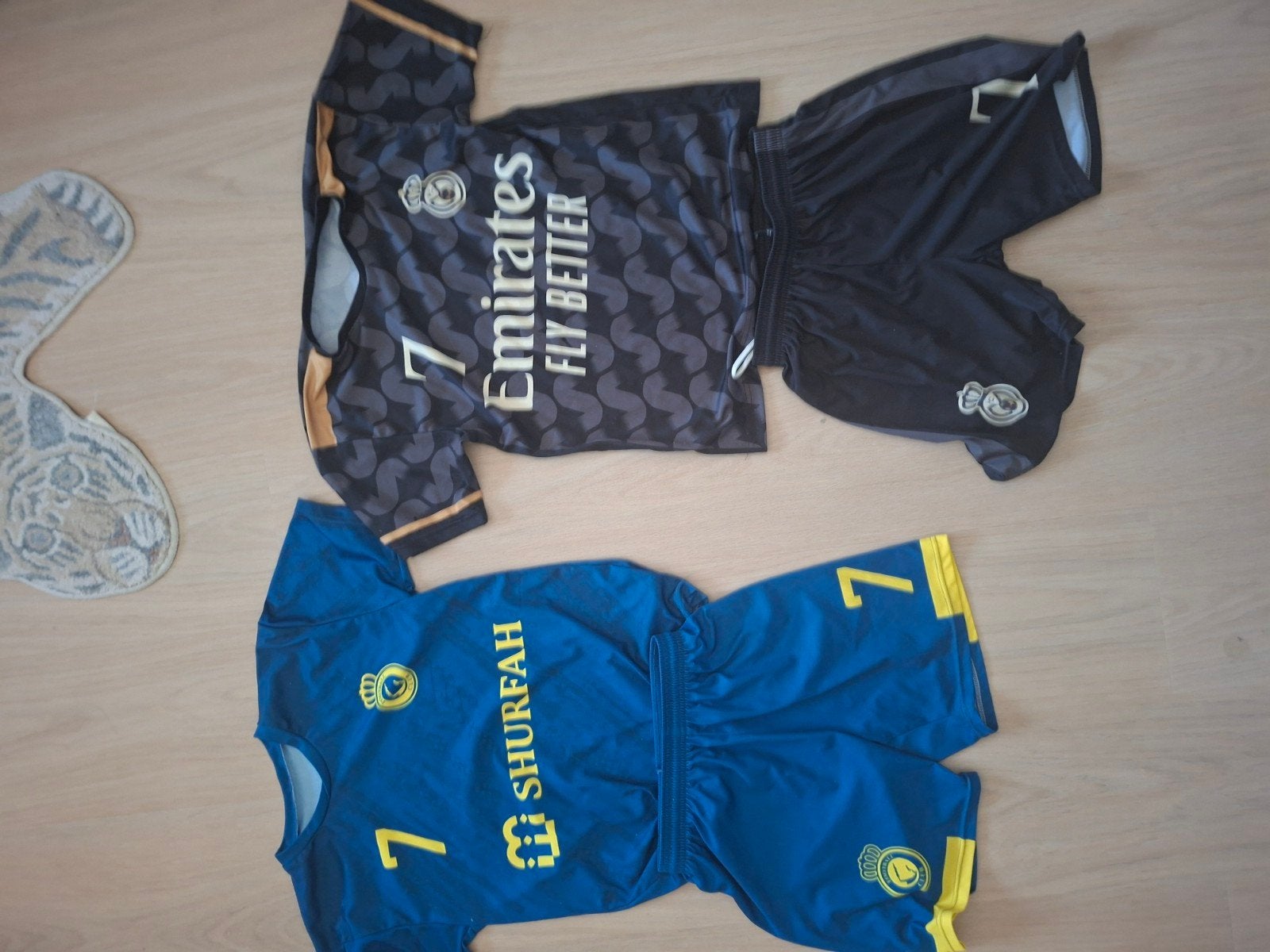Voetbaltenues voor kinderen: Real Madrid & Al Nassr, Kinderen en Baby's, Ophalen of Verzenden, Gebruikt, Real Madrid / Al Nassr