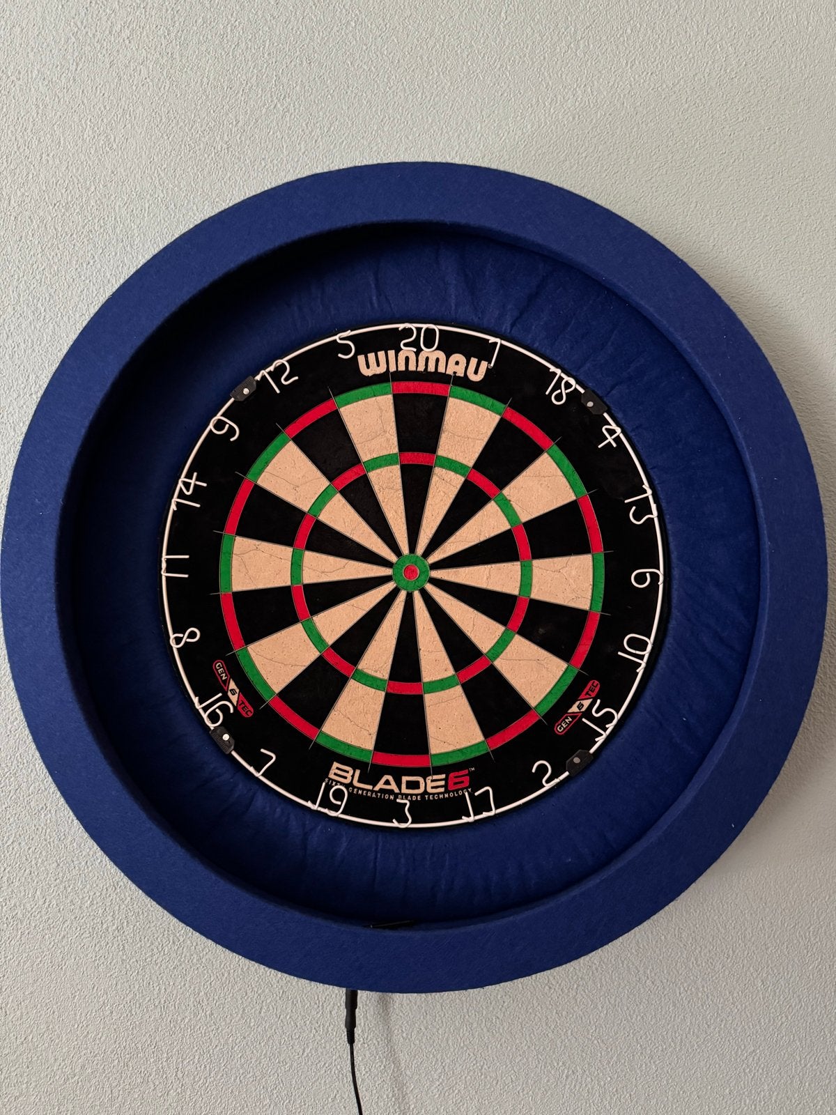 Winmau Blade 6 Dartbord met Surround en Verlichting, Sport en Fitness, Darts, Zo goed als nieuw, Dartbord, Ophalen of Verzenden
