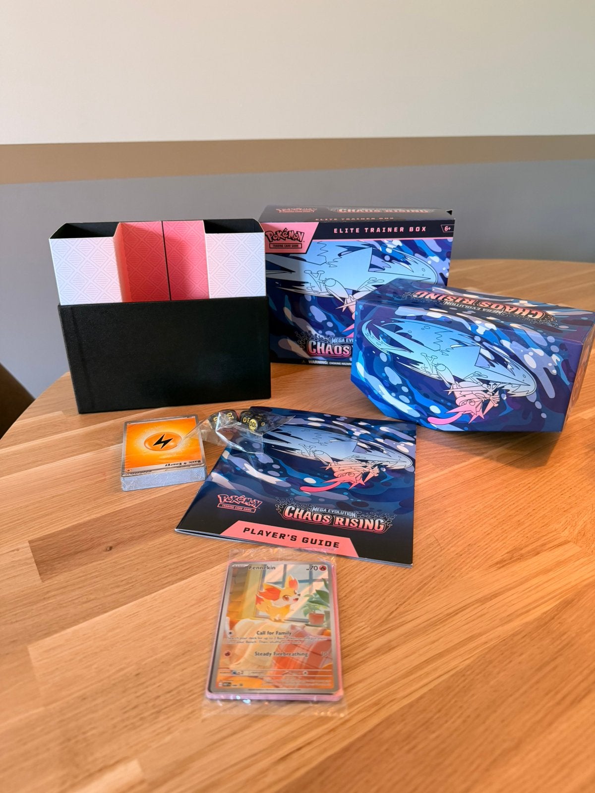 Chaos Rising ETB met Fennekin Promo en Guide! (excl kaarten), Ophalen of Verzenden, Nieuw