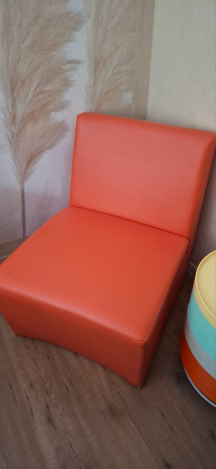 Mobitec lounge stoel oranje
zit lekker en stevigd blijf mooi, Ophalen