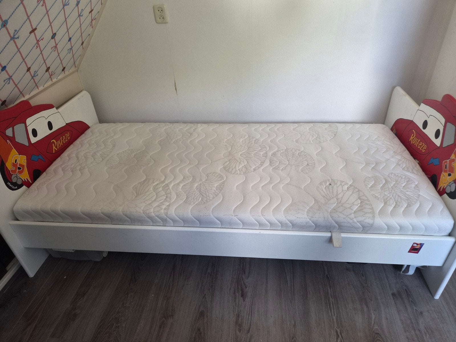 Cars 1-persoonbed met matras en lattenbodem, Ophalen, Gebruikt, Lattenbodem