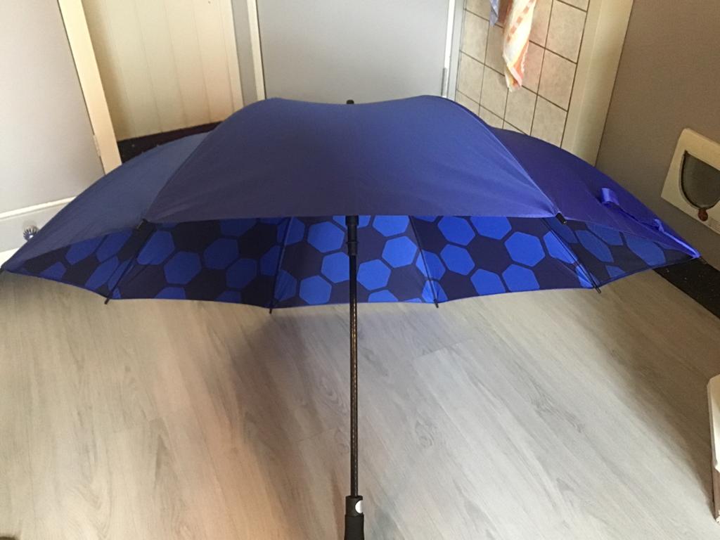 Nieuwe Paraplu mer voetbalprint editie vriendenloterij., Ophalen of Verzenden, Nieuw, Blauw