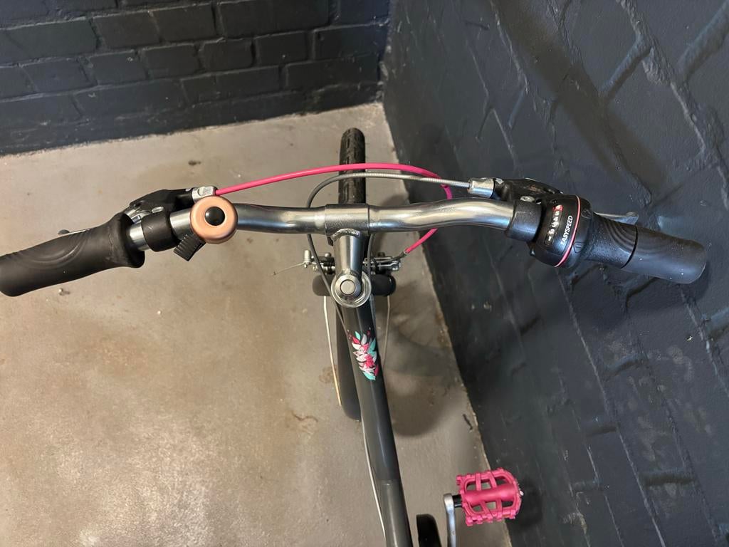 B'Twin kinderfiets met roze accenten, Fietsen en Brommers, Ophalen, Gebruikt, 16 tot 20 inch