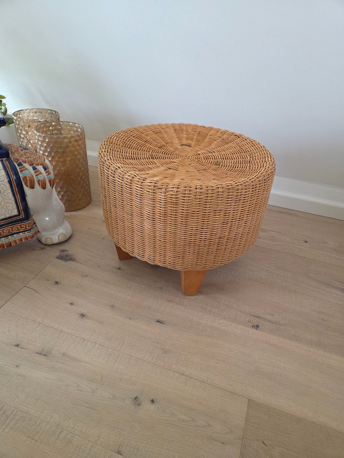 Rotan Vintage Poef / Voetenbank op poten., Huis en Inrichting, Banken | Voetenbanken en Poefen, Minder dan 50 cm, Gebruikt, Rond