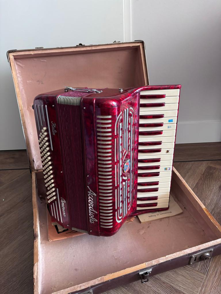 Accordeon Accordiola Italia Camerano met koffer, Muziek en Instrumenten, Accordeons, Overige formaten, Met koffer, Toetsaccordeon