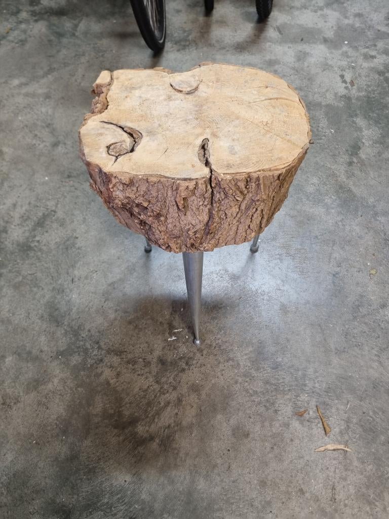 Unieke bijzettafel van boomstam met metalen poten, Huis en Inrichting, Tafels | Bijzettafels, Gebruikt, Rond, 45 tot 60 cm, Minder dan 55 cm