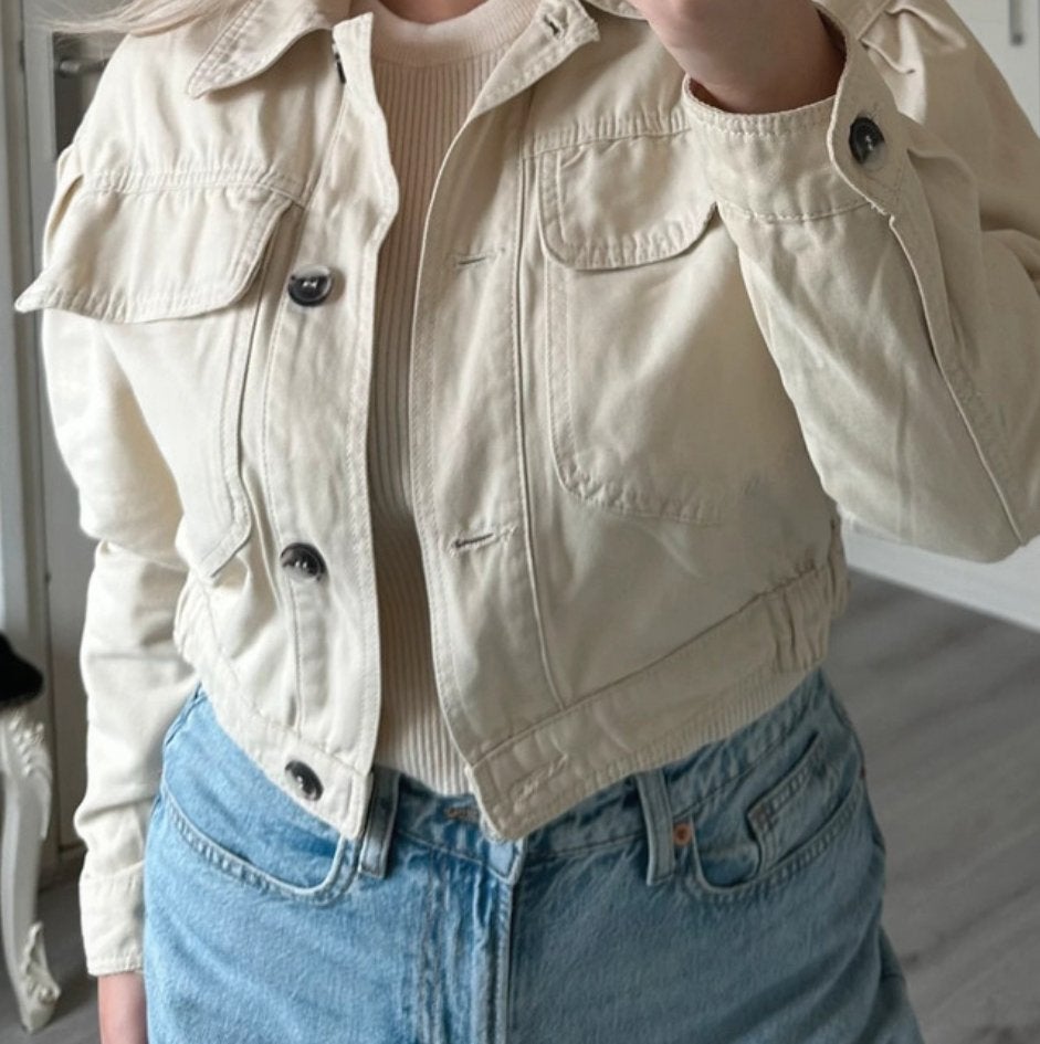 Pull & Bear creme kleurige bomberjack met knoopsluiting, Kleding | Dames, Jassen | Zomer, Ophalen of Verzenden, Zo goed als nieuw