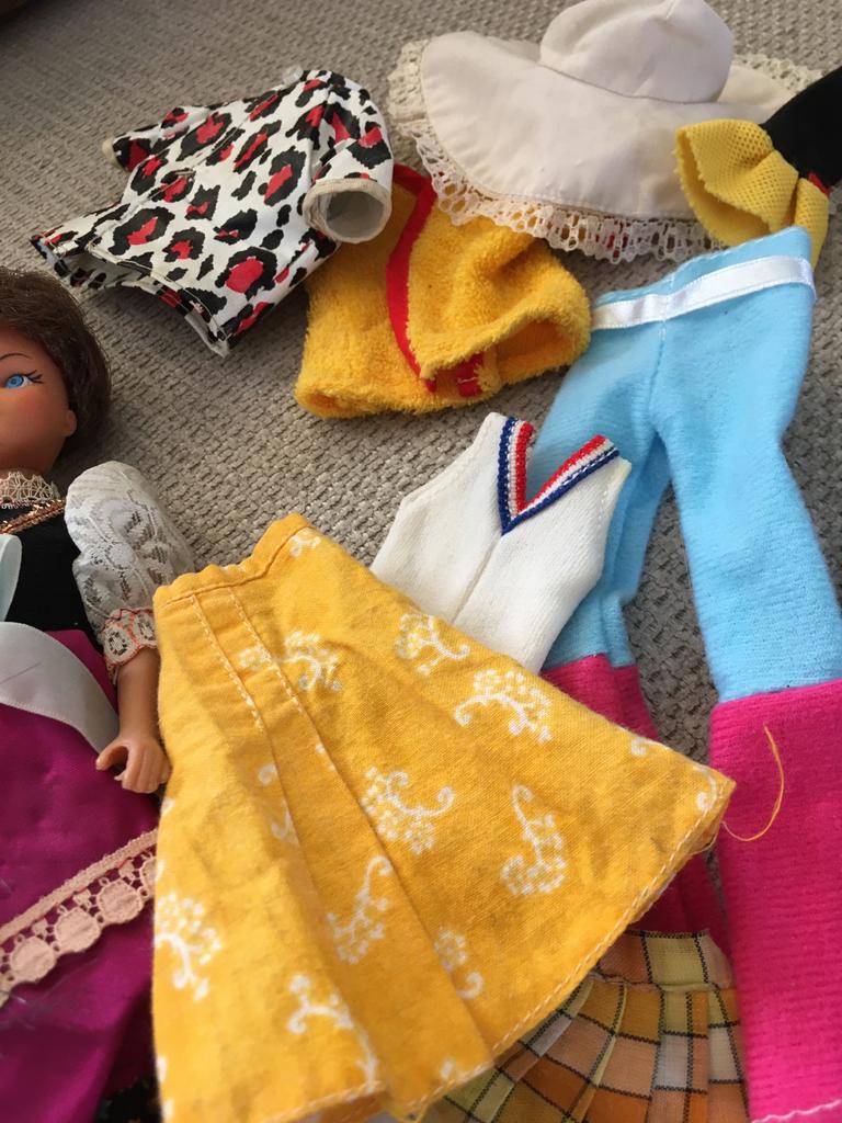 Oude Barbie kleertjes oa Sindy en 3 Barbie poppen., Ophalen of Verzenden
