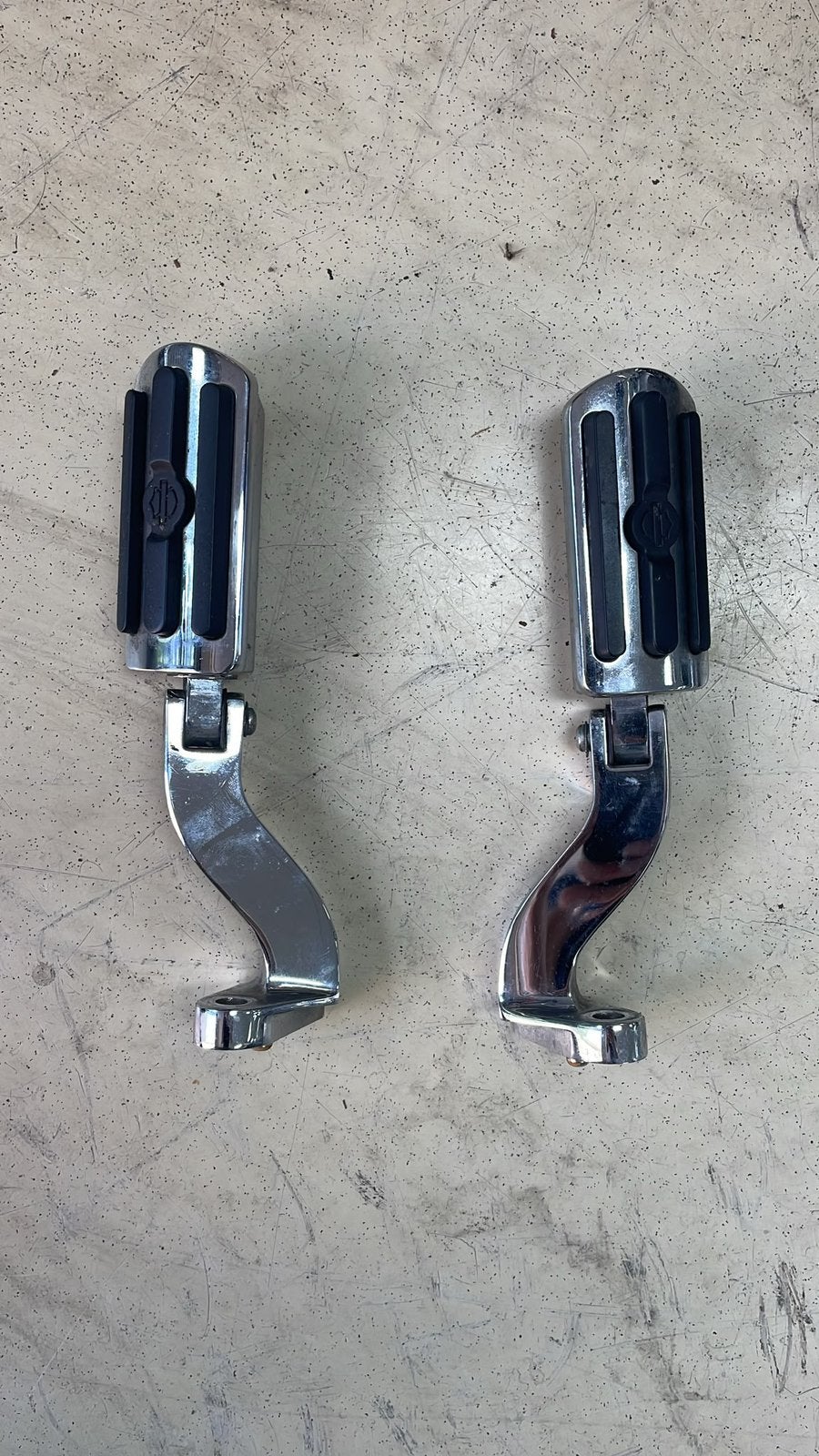 Originele Harley voetsteunen achter voor  bijrijder, Ophalen, Gebruikt