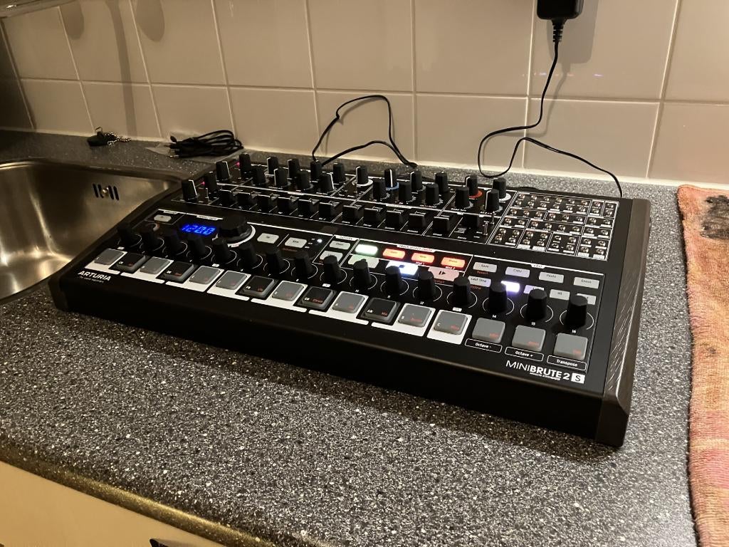 Arturia Minibrute 2S Noir, Muziek en Instrumenten, Synthesizers, Overige aantallen, Zo goed als nieuw, Met midi-aansluiting, Ophalen